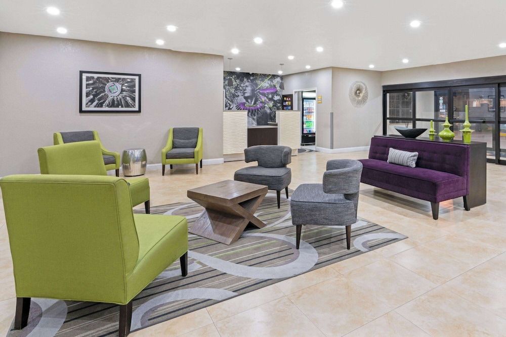 La Quinta Inn & Suites by Wyndham Ada 2