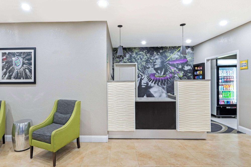 La Quinta Inn & Suites by Wyndham Ada 3