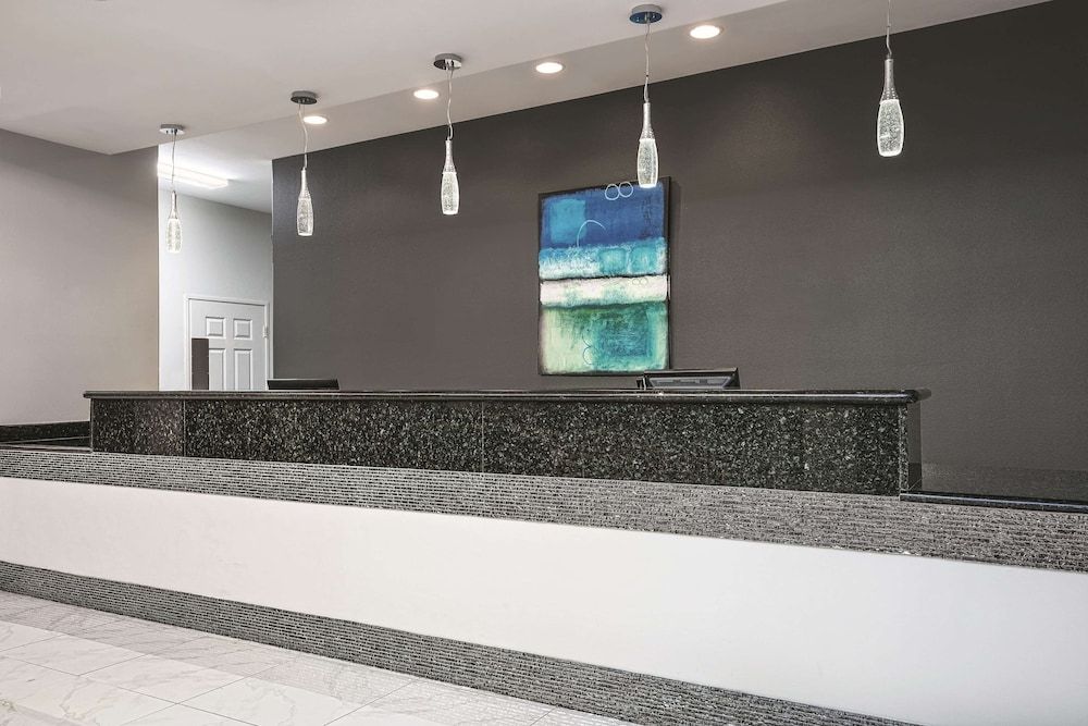La Quinta Inn & Suites by Wyndham Mercedes Outlet Mall 2
