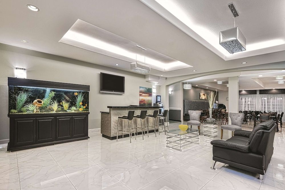 La Quinta Inn & Suites by Wyndham Mercedes Outlet Mall 3