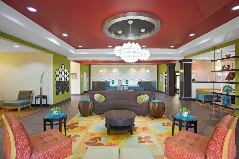 La Quinta Inn & Suites by Wyndham Pearsall 3