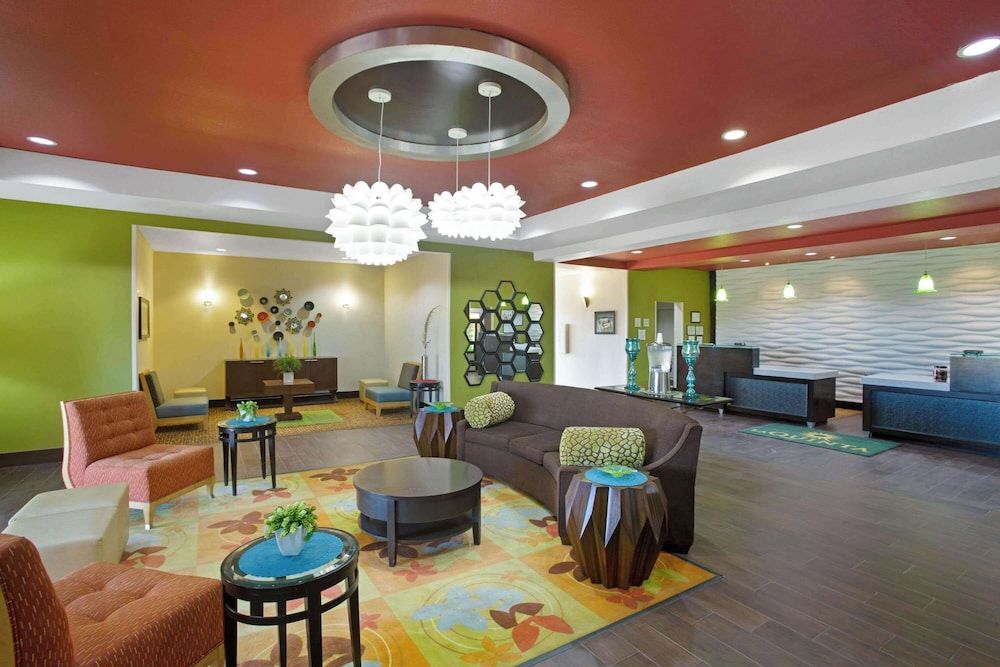 La Quinta Inn & Suites by Wyndham Pearsall 2