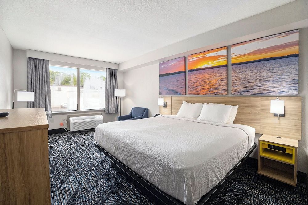 Days Inn & Suites by Wyndham Norton Shores/Muskegon 2