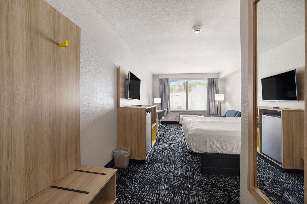 Days Inn & Suites by Wyndham Norton Shores/Muskegon 3