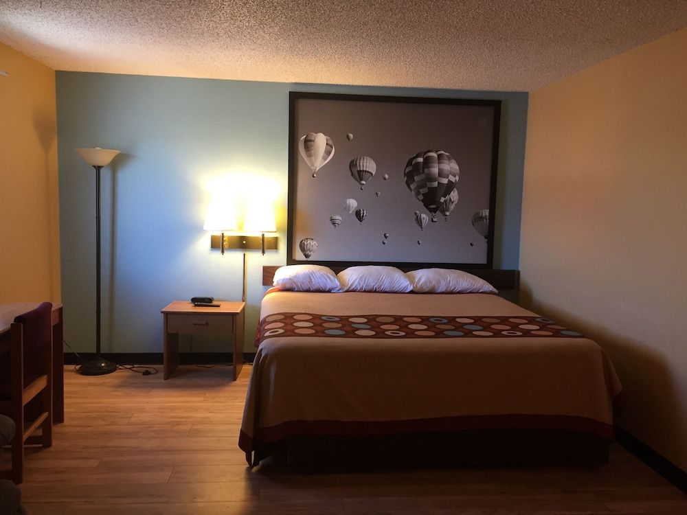 Super 8 by Wyndham Raton 3