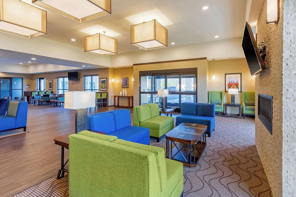 Comfort Suites Burlington near I-5 3