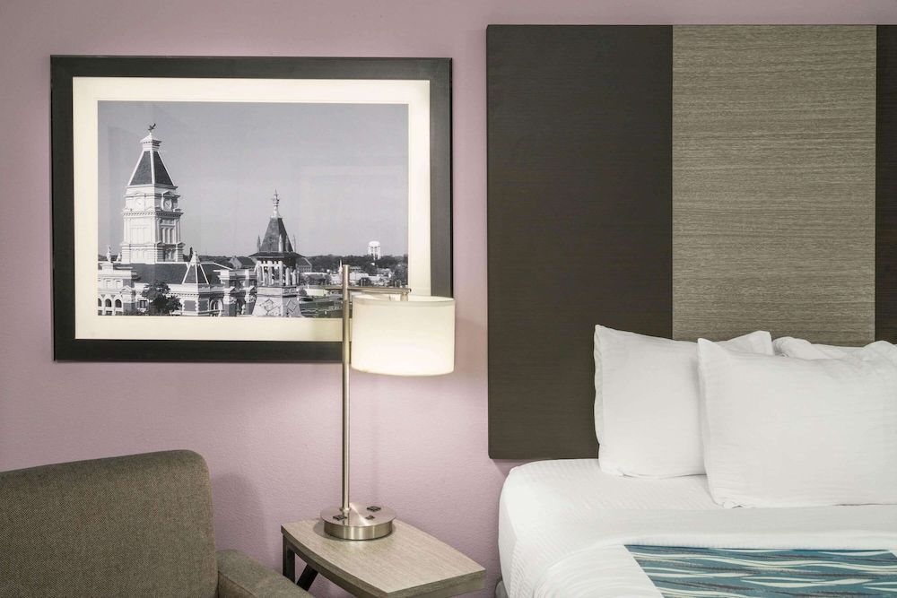 La Quinta Inn & Suites by Wyndham Clarksville 2