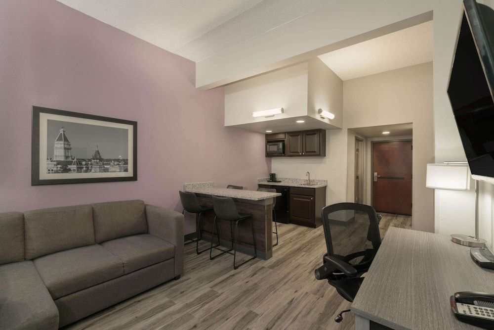 La Quinta Inn & Suites by Wyndham Clarksville 3