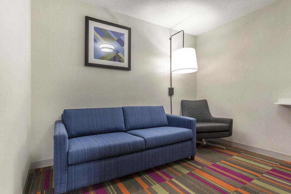 Holiday Inn Express & Suites Chicago West - St Charles by IHG 3