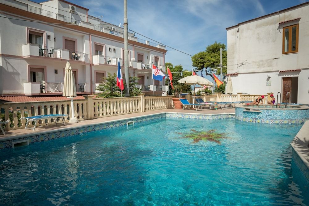 Hotel Pineta 3 estrellas en San Menaio