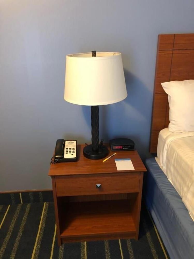 Days Inn by Wyndham Breezewood 3