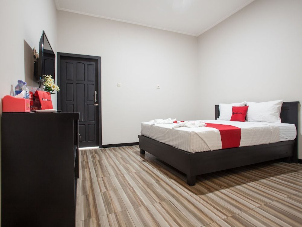 RedDoorz Plus near Banyuwangi Airport 3