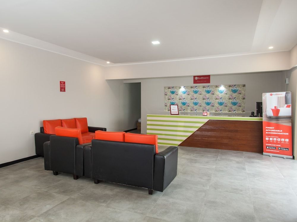RedDoorz Plus near Banyuwangi Airport 2