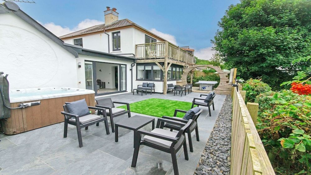 Bag-end House 7 Bedrooms, Sleeps 14, Hot Tub 2