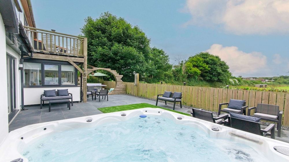 Bag-end House 7 Bedrooms, Sleeps 14, Hot Tub -1 estrellas en Croyde