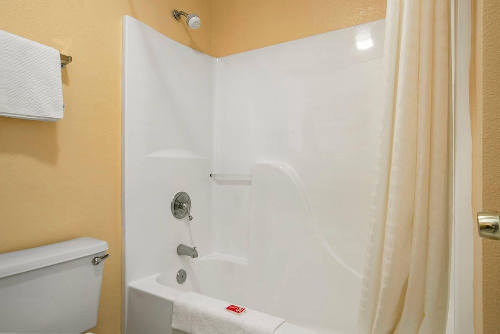 Econo Lodge Inn & Suites Evergreen 3