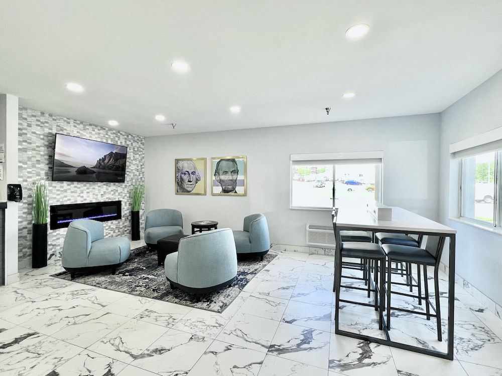 AmericInn by Wyndham Quincy 2