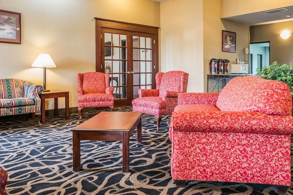 Quality Inn & Suites Mendota near I-39 3