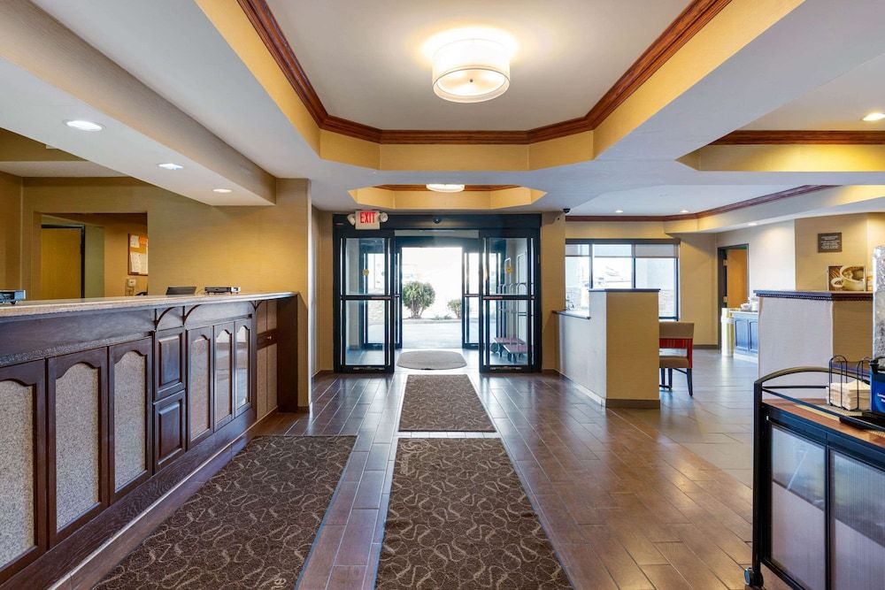 Comfort Suites South Haven near I-96 3