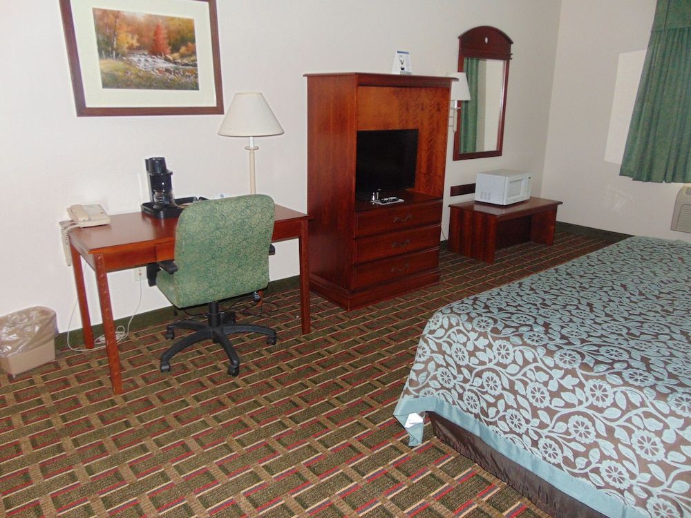 Days Inn by Wyndham Pentwater 3