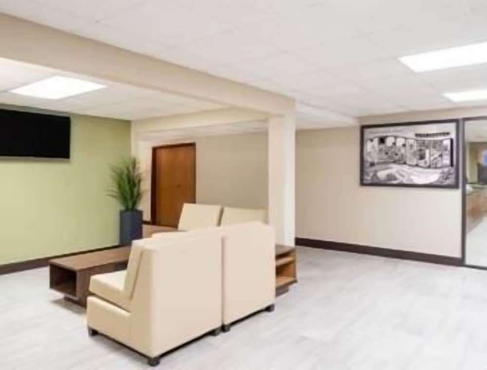 Super 8 by Wyndham Charleston/Sikeston East MO 3
