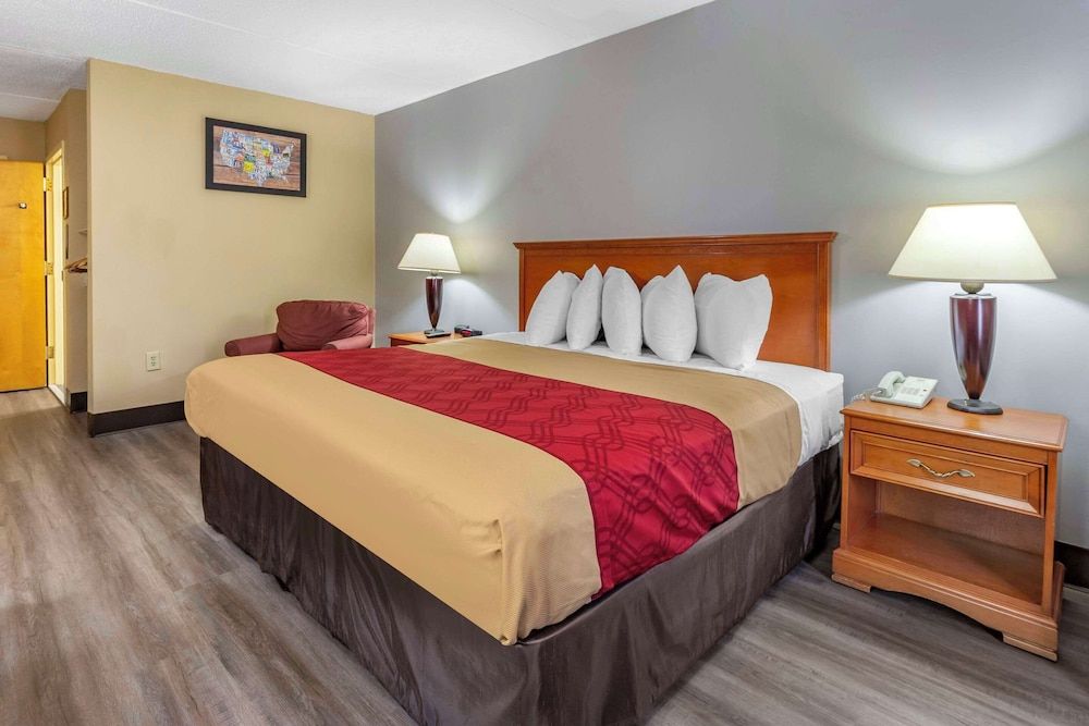 Econo Lodge & Suites Southern Pines - Pinehurst 3