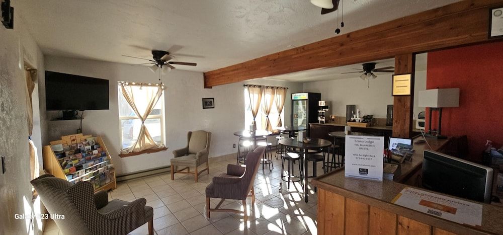 Econo Lodge Eagle Nest 2