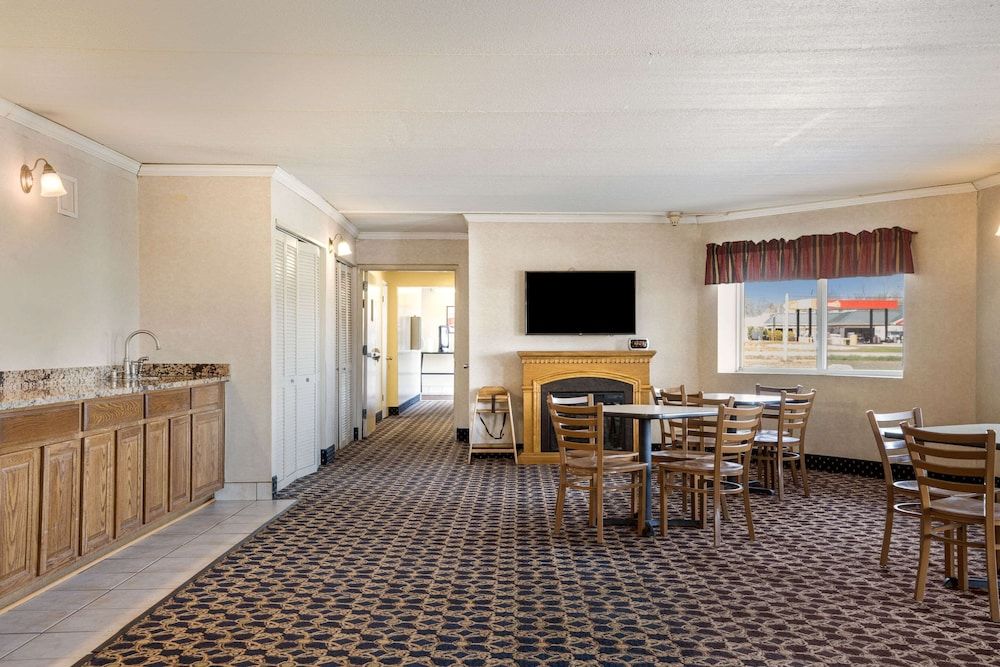Econo Lodge Darien Lakes 3
