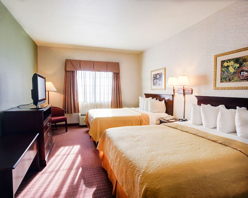 Quality Inn & Suites, Near University 3