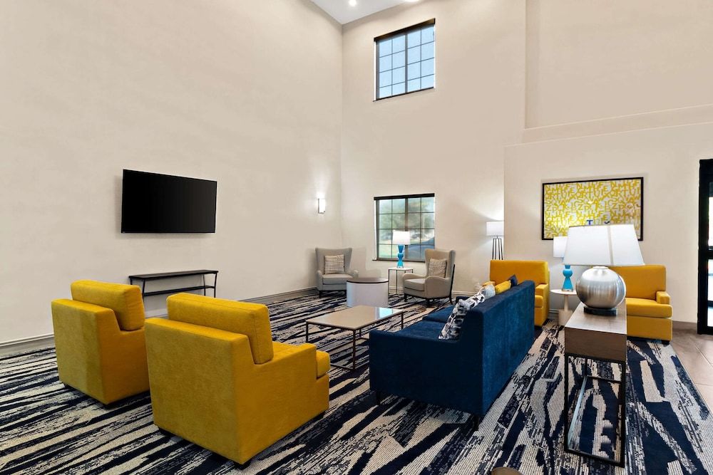 Comfort Suites Bastrop 3