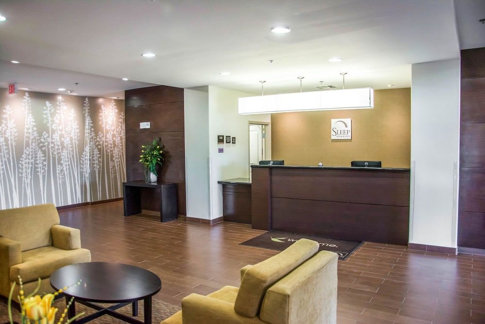 Sleep Inn & Suites Center 3