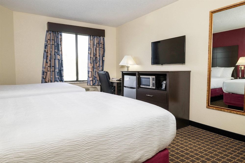 Baymont Inn & Suites by Wyndham Mukwonago 3