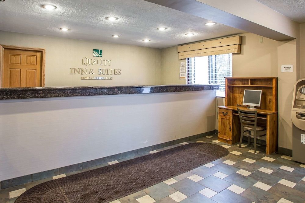 Quality Inn & Suites Marinette 3