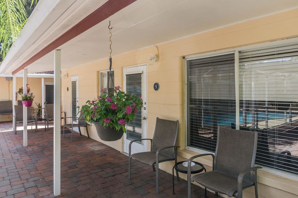 Tropical Villas of Venice Beach 3