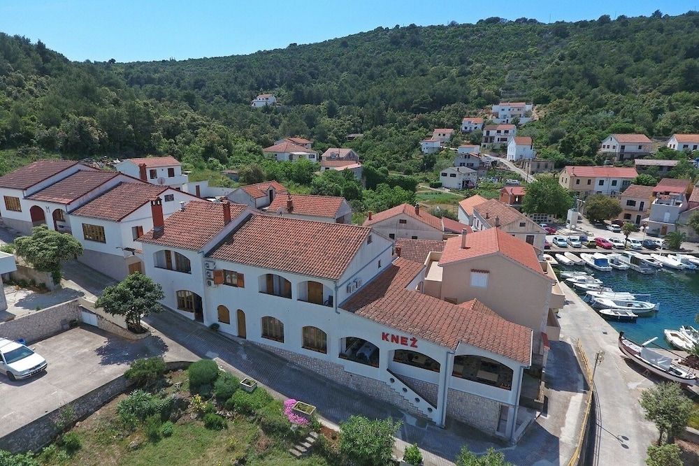 Knez Mali Iz -1 estrelas em Mali Iž