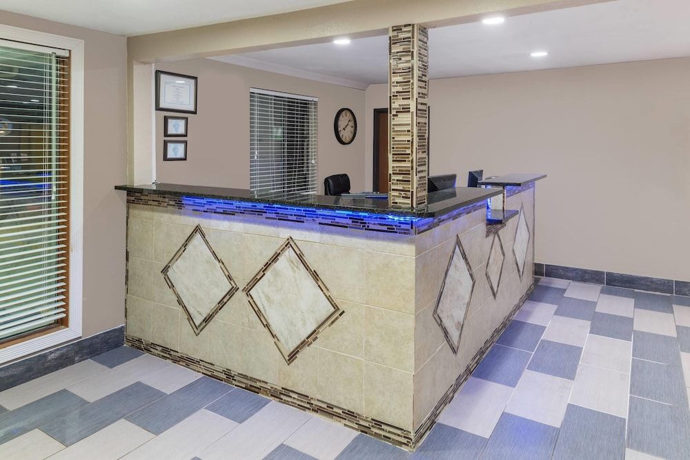 Super 8 by Wyndham Okawville 2