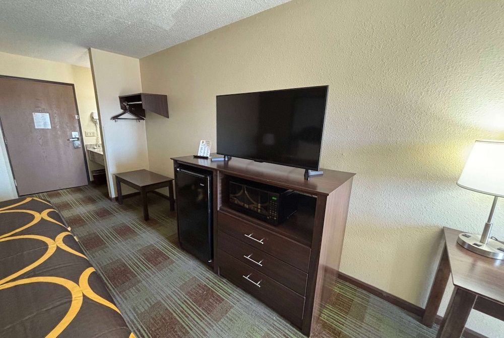 Super 8 by Wyndham Lincoln 3
