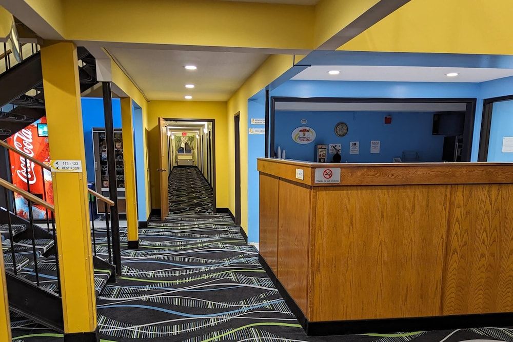 Super 8 by Wyndham Staunton 3