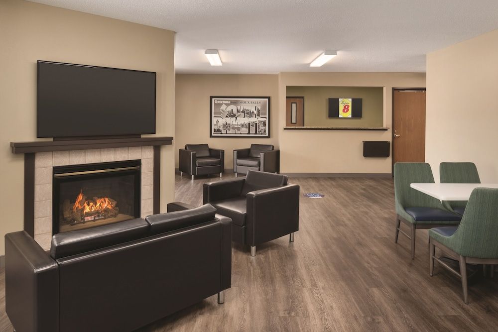 Super 8 by Wyndham Sioux Falls 2