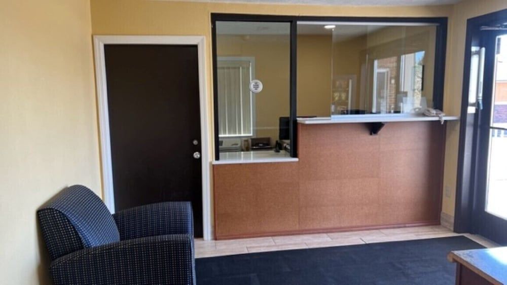 SUBURBAN STUDIO Pittsburgh Airport PA 2