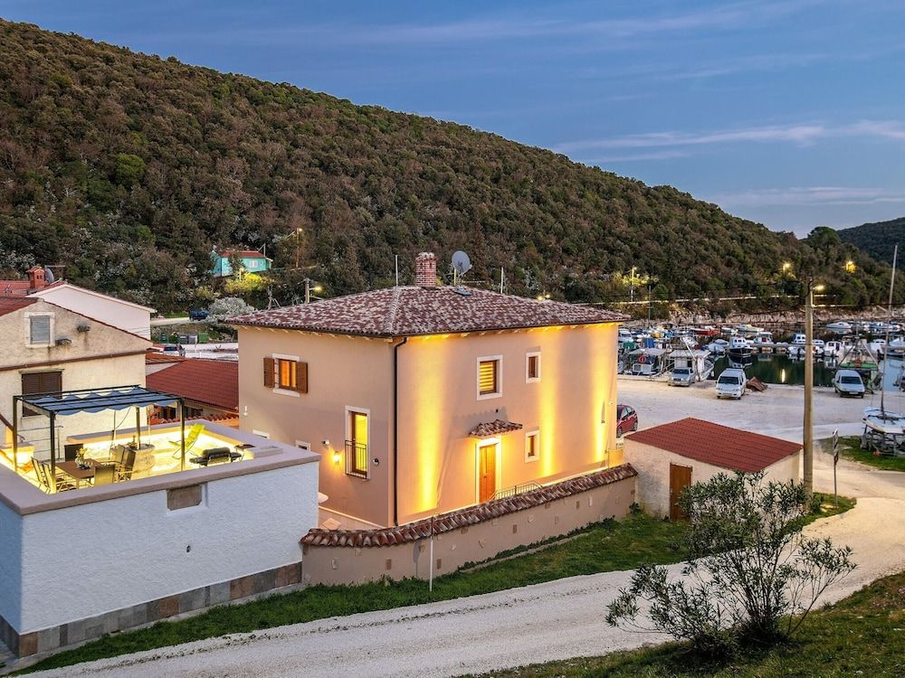 Villa with Sea Views, Hot Tub, & Roof Terrace -1 stelle a Krnica