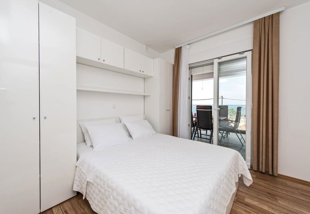Apartments Sunny by the Sea 2