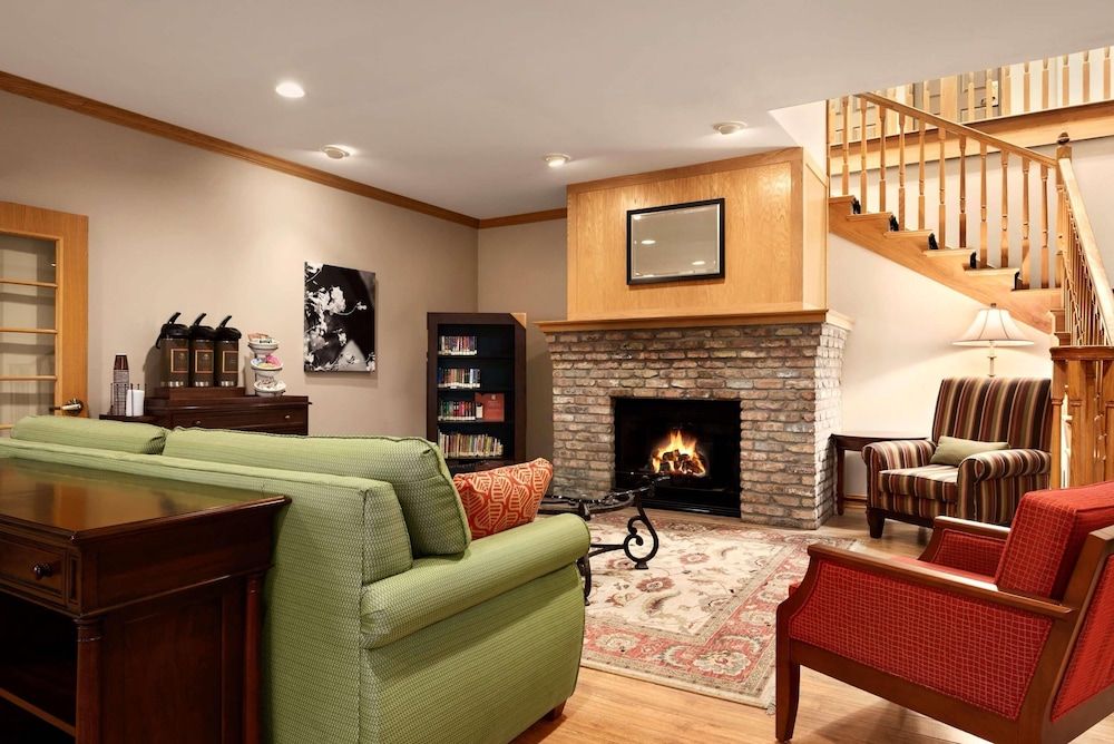 Country Inn & Suites by Radisson, Clinton, IA 3