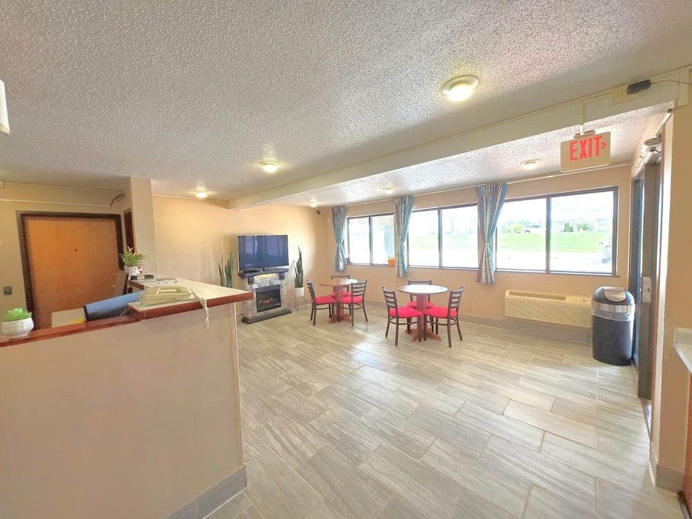 Super 8 by Wyndham Austin MN 3