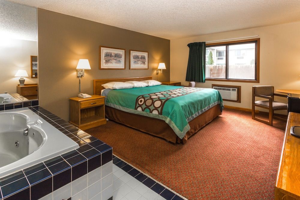 Super 8 by Wyndham Hartford WI 3