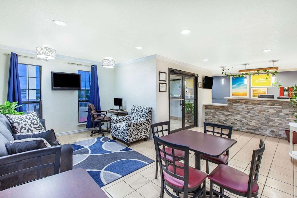 Days Inn & Suites by Wyndham Braunig Lake 2 estrellas en Elmendorf