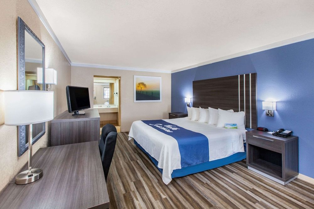 Days Inn & Suites by Wyndham Braunig Lake 3