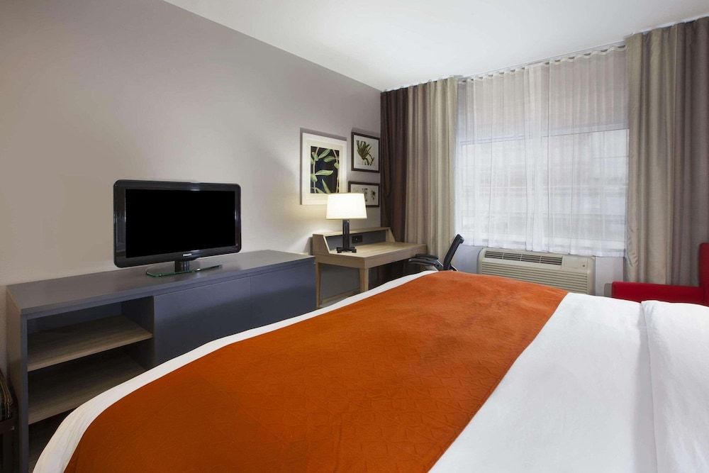 Country Inn & Suites by Radisson, Big Rapids, MI 3