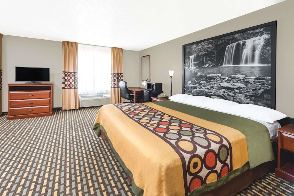 Super 8 by Wyndham Bolivar 3