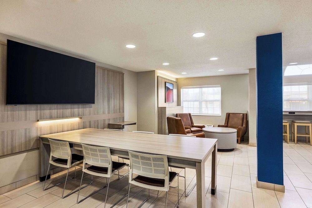 Microtel Inn & Suites by Wyndham New Ulm 3